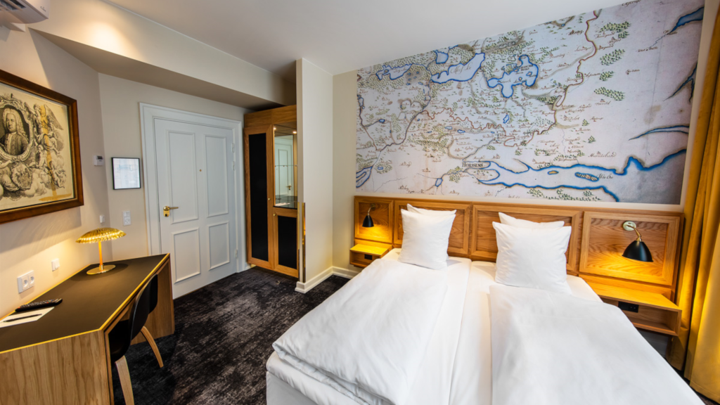 Room at Jørgensens Hotel in Horsens with an old city map on the wall