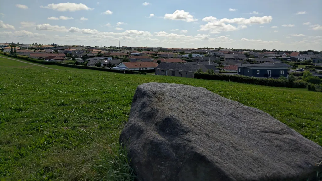 Sten på toppen af bakke i Østerhåb i Horsens