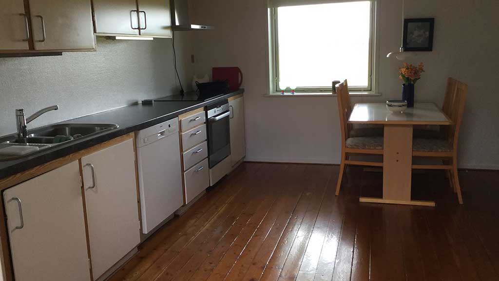 The kitchen in the holiday apartment at Galleri Kirkesvinget