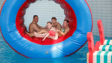 Familie i badering i Aqua Forum i Horsens