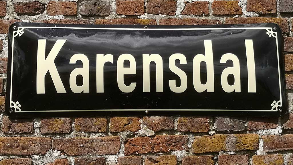 A sign in a wall has the text "Karensdal