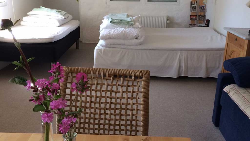 Room with two single beds at Karensdal B&B