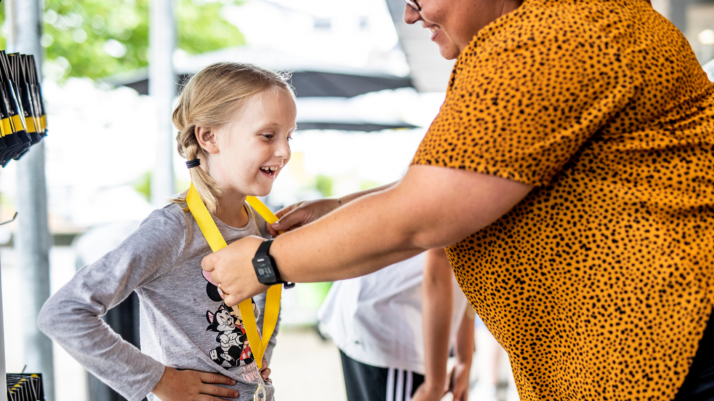 Girl receives a medal at the Odder treasure hunt