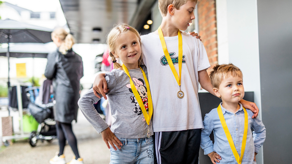 Children with medals from the Odder treasure hunt