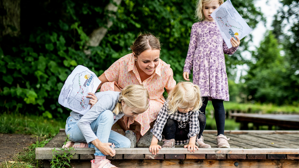 Mother and children solve tasks at the Odder treasure hunt