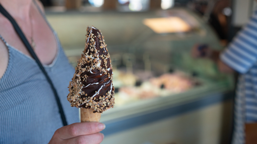 Soft ice cream with chocolate coating at Havnens Café & Isbar in Juelsminde