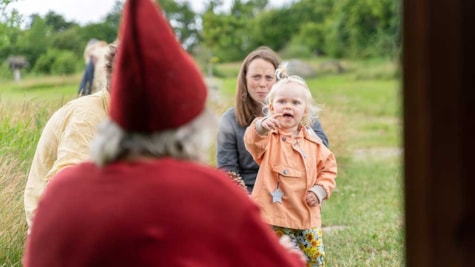 Historiefortæller i Eventyrskoven for børnefamilie