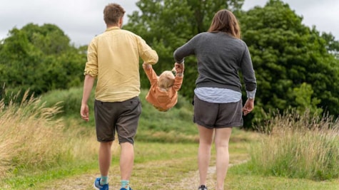 Familie hygger sig i Eventyrskoven