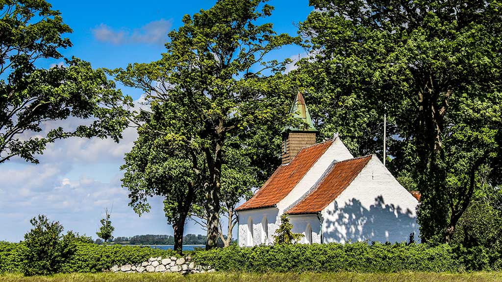 The church on Hjarnø in sunshine.