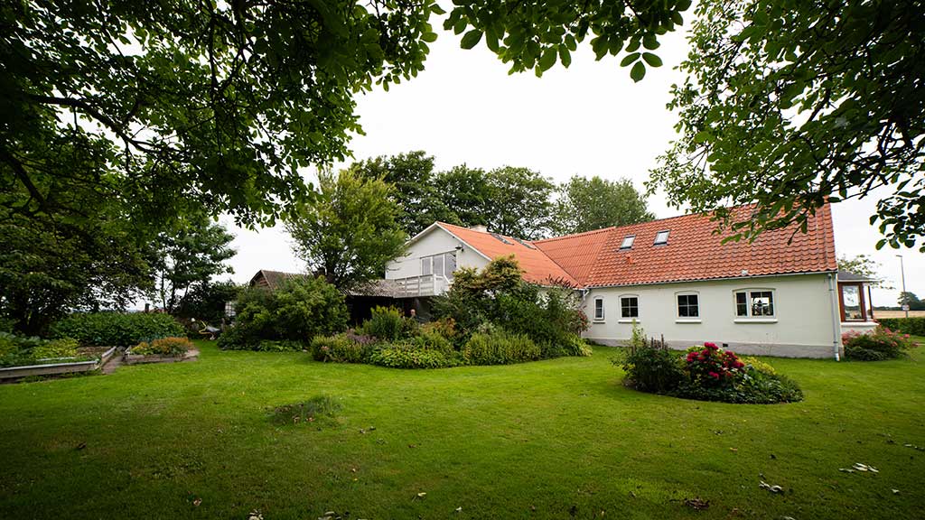 Green area in front of Galleri Kirkesvinget on Hjarnø