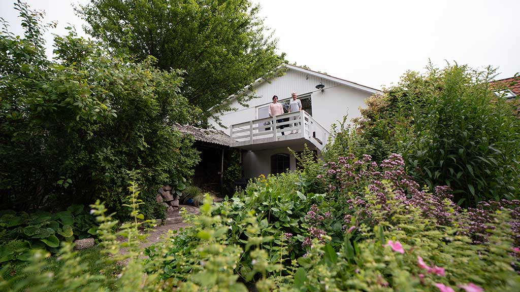 Two women stand on the balcony of the holiday apartment at Galleri Kirkesvinget