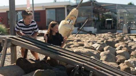Børnene hygger ved krabbebroen i Juelsminde