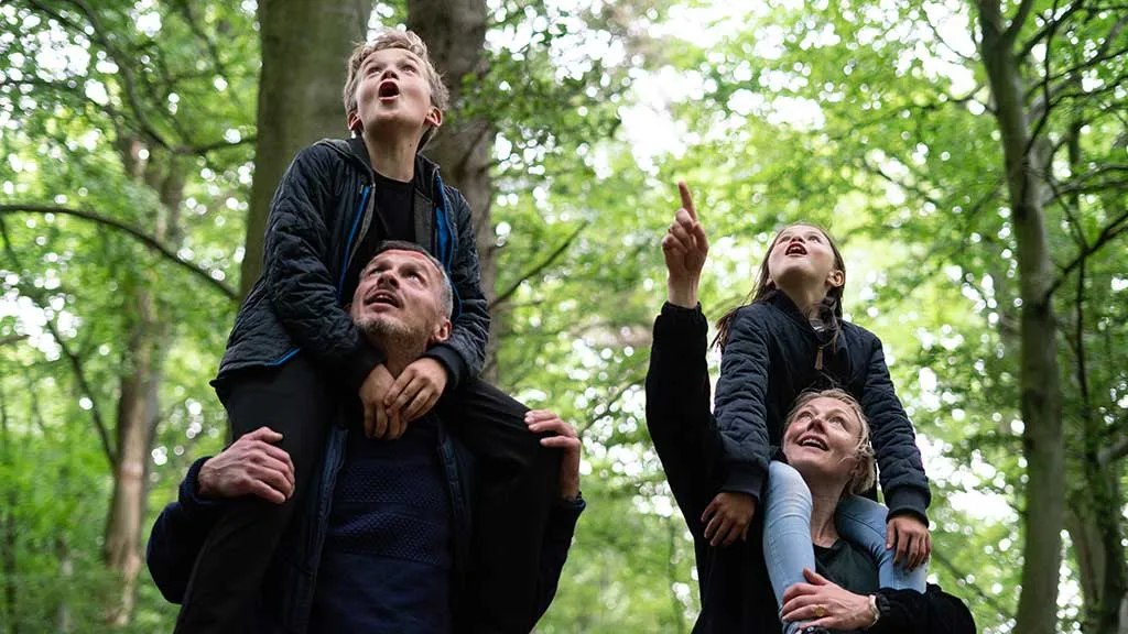 Familie på tur i Staksrode skov