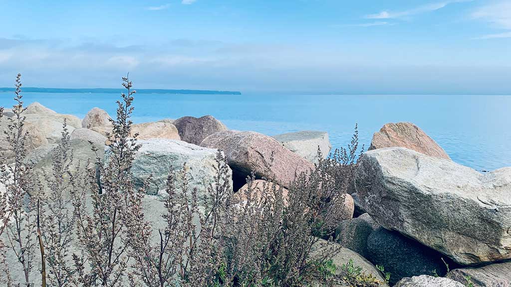 Large stones by the water at Bjørnsknude in Juelsminde