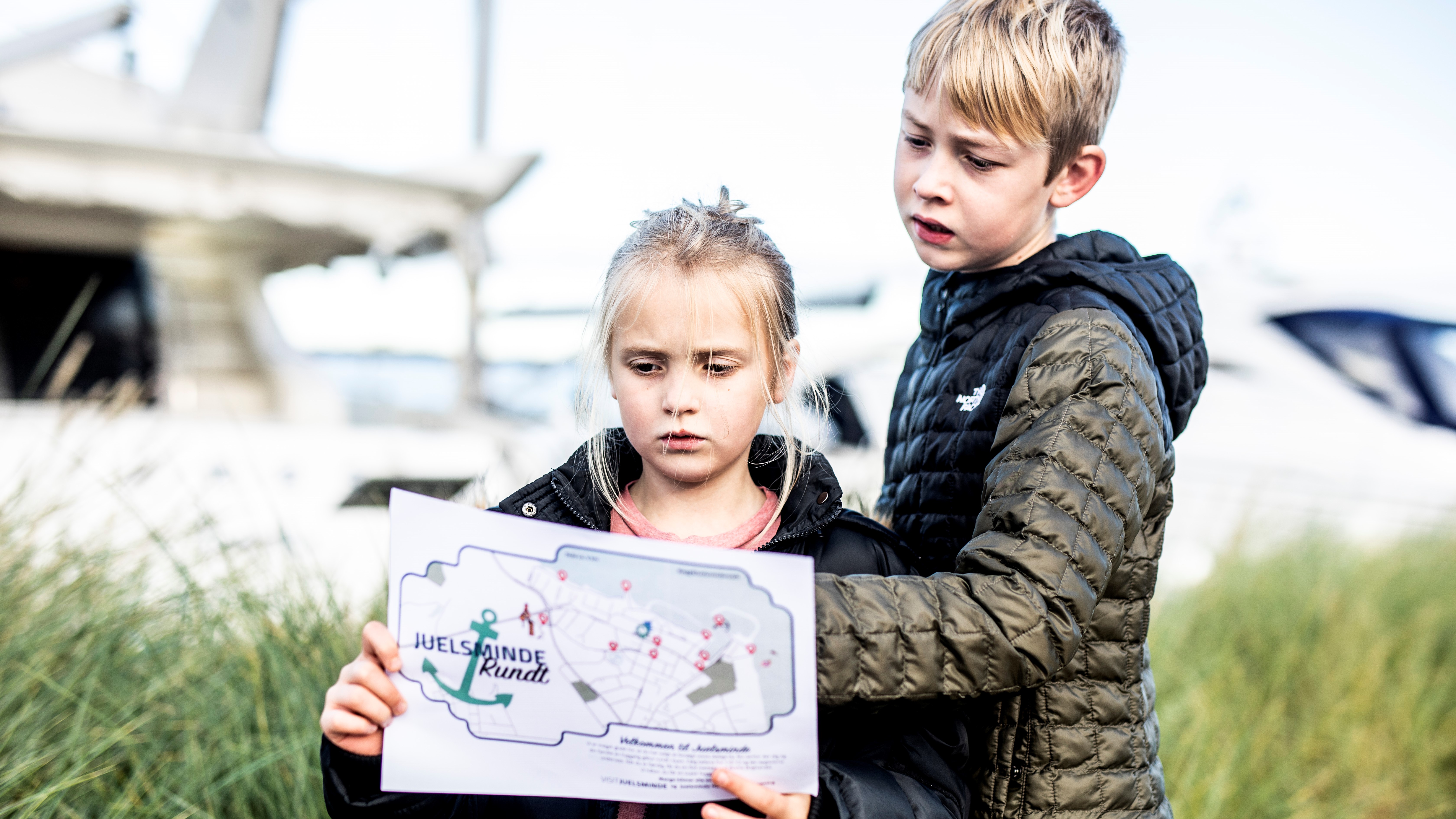 A boy and a girl are looking at the treasure map from the Juelsminde Rundt treasure hunt
