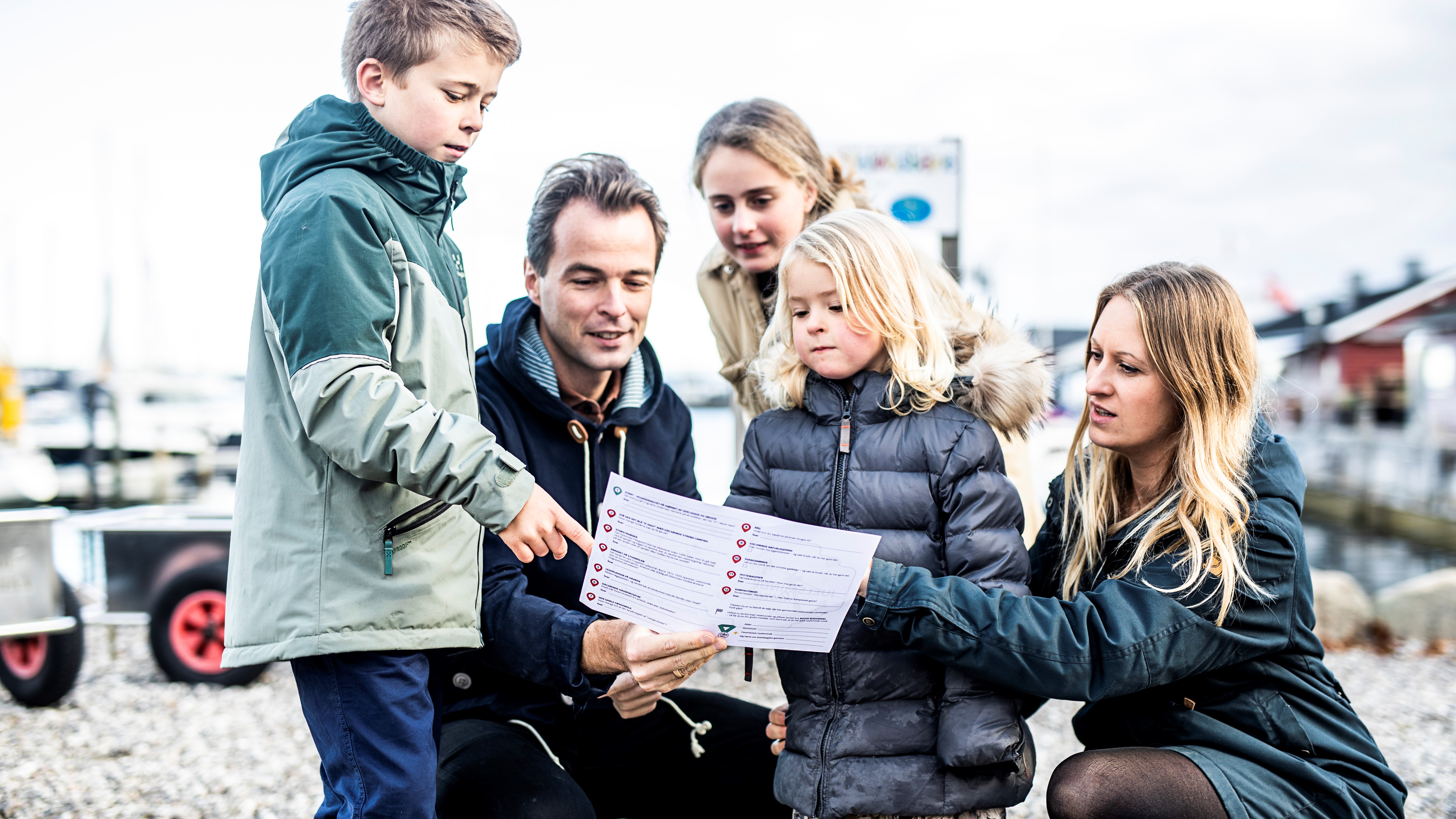 Family is enjoying the Juelsminde Rundt treasure hunt