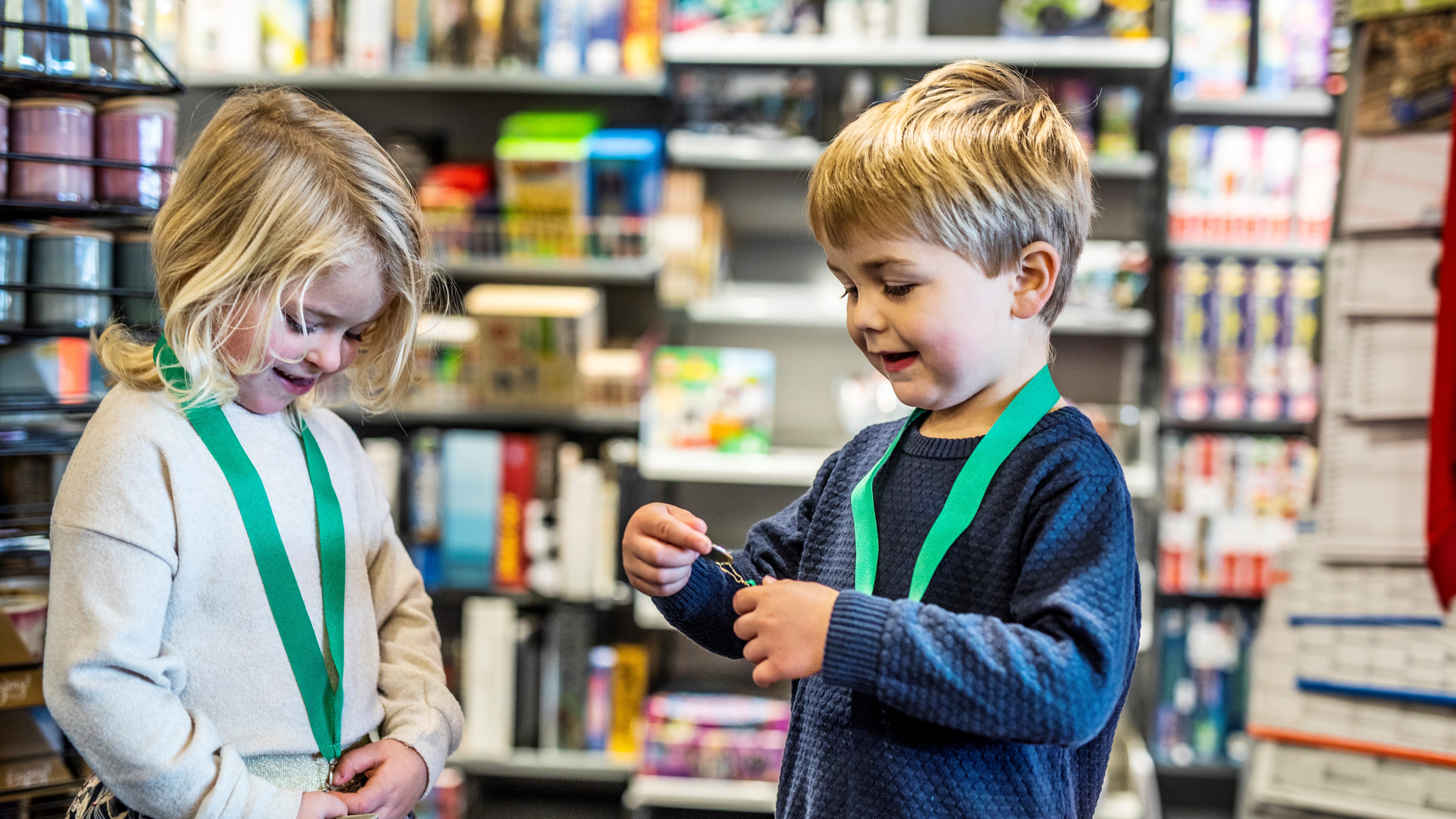 The children are happy to receive a medal from the Juelsminde Rundt treasure hunt