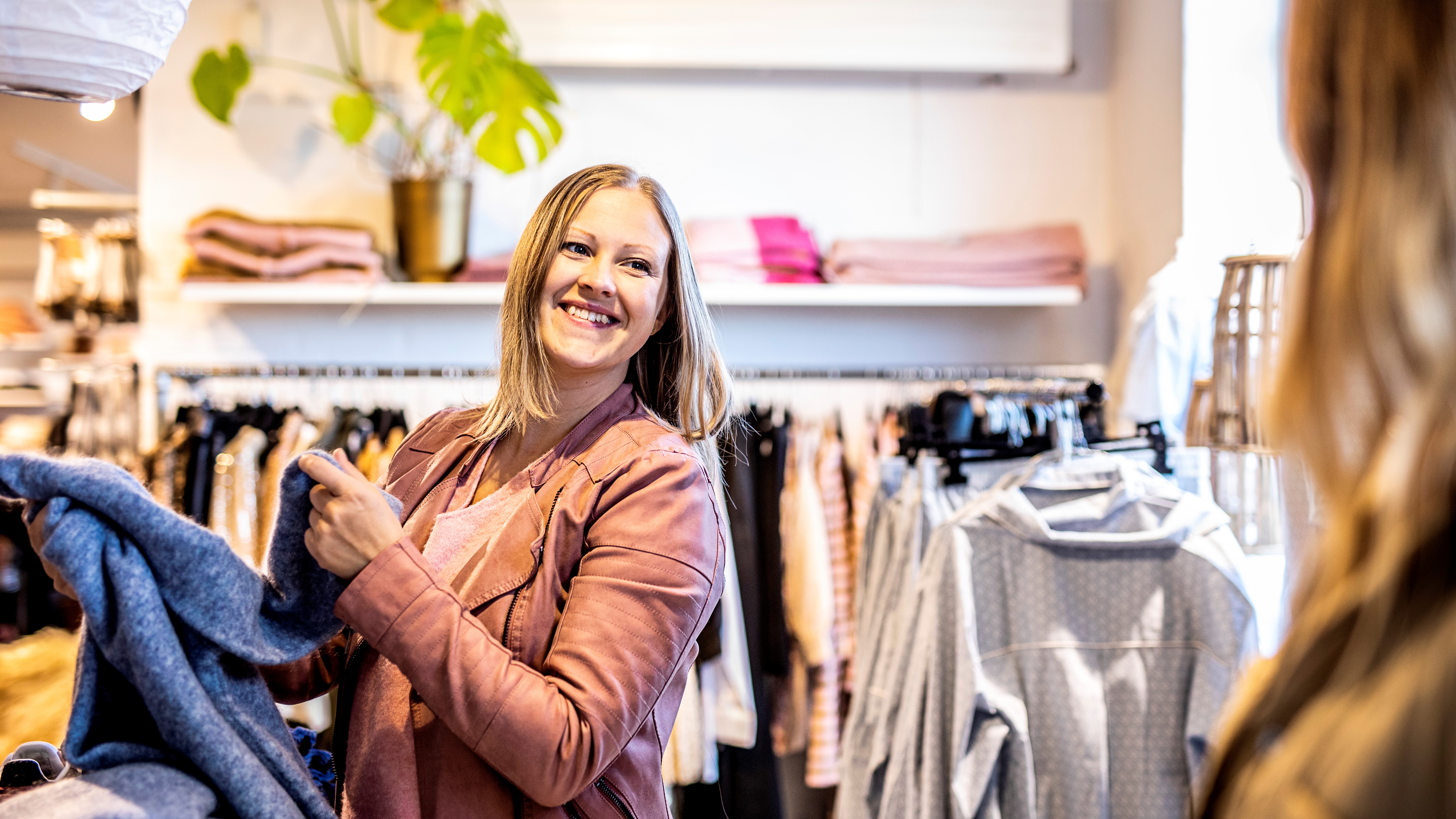 Women are looking at clothes in the clothing store Lykke & Lykke in Juelsminde