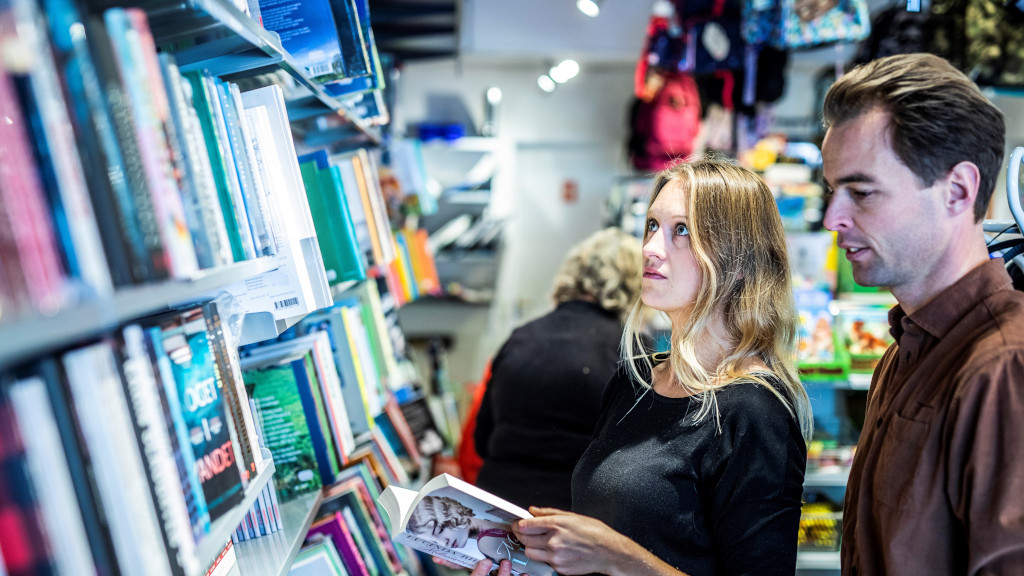 A woman and a man looking at books at Buchs Boghandel