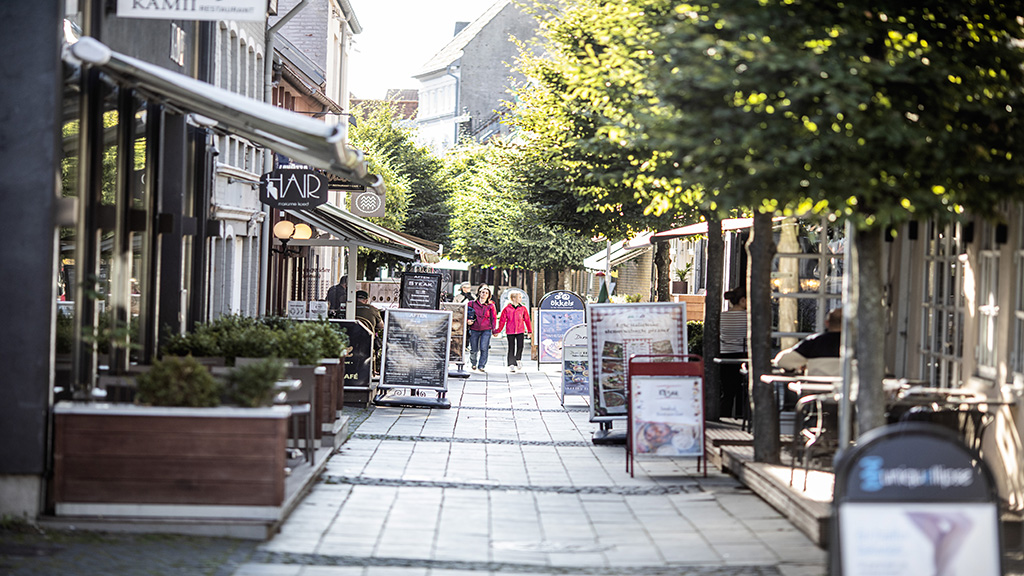 Trees, tables, and chairs on Grønnegade in Horsens near Restaurant Mamma's