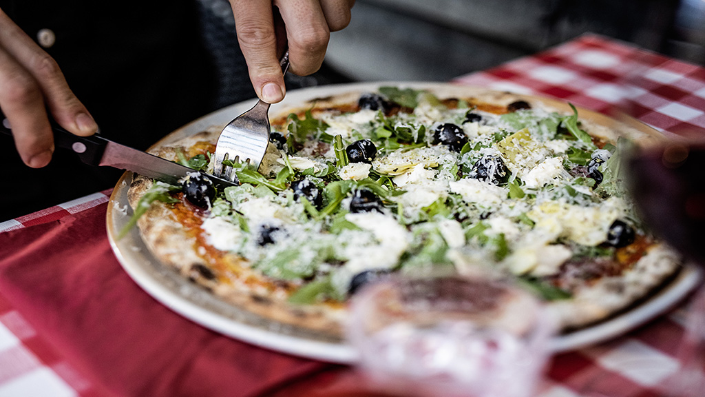 Pizza on a plate at Restaurant Mamma's in Horsens