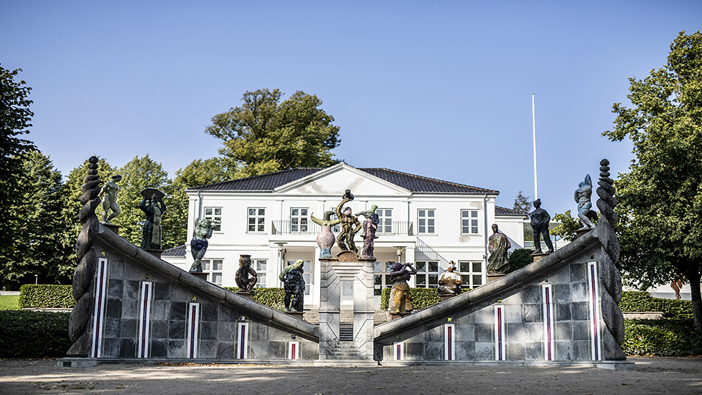 The sculpture The Human Wall by Bjørn Nørgaard in front of Horsens Art Museum