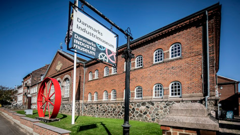 Данський промисловий музей з блакитним небом