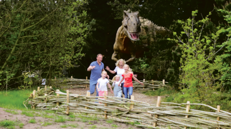 Familie løber væk fra tyrannosaurus rex i Givskud Zoo