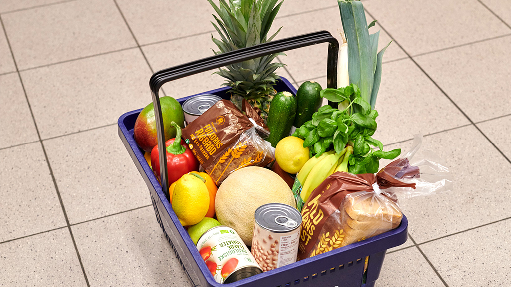 Korb mit Lebensmitteln von Rema 1000