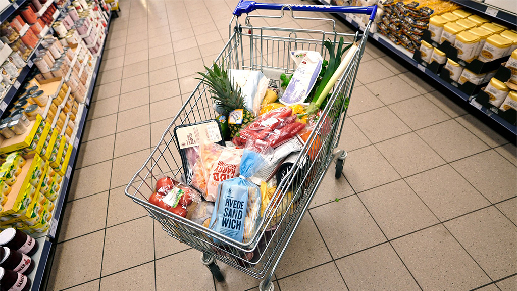 Verschiedene Waren in einem Rema 1000-Einkaufswagen