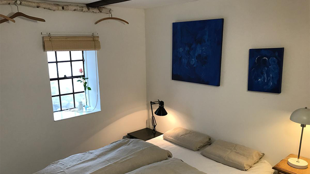 A bedroom with a double bed