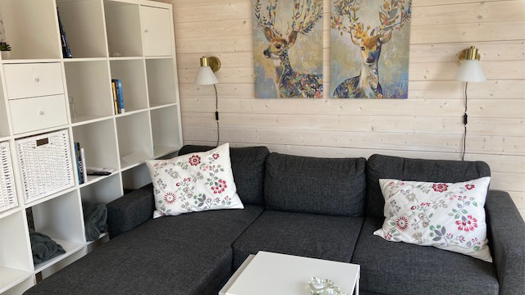 Sofa in the living room at Dyrekærhuset