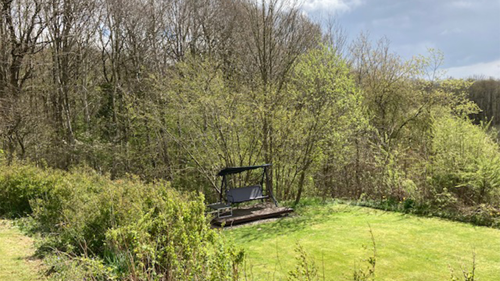 Hanging sofa in the garden at Dyrekærhuset