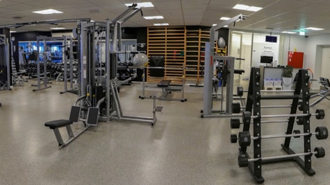 Тренажери для силових тренувань у фітнес-центрі Juelsminde Hallerne