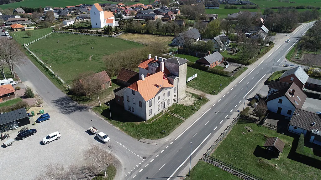 Luftfoto-Bjerre-by-med-Bjerre-Arrest-Kirke