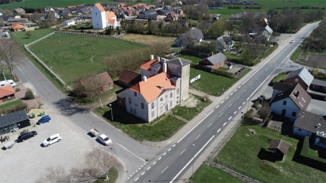 Luftfoto af Bjerre by hvor man kan se Bjerre Arrest samt Bjerre Kirke