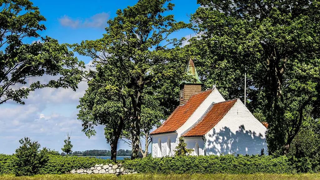 Kirken på Hjarnø i solskin