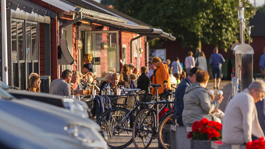 På en sommerdag er der mange mennesker samlet ved Havnens Cafe & Isbar