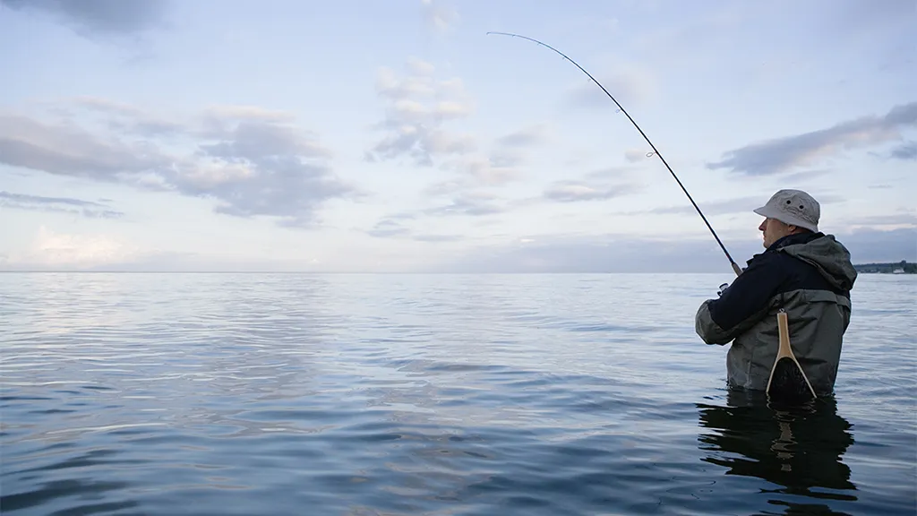 Lystfisker fisker i havet ved Juelsminde