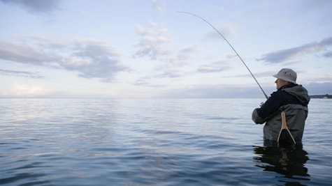 Lystfisker fisker i havet ved Juelsminde