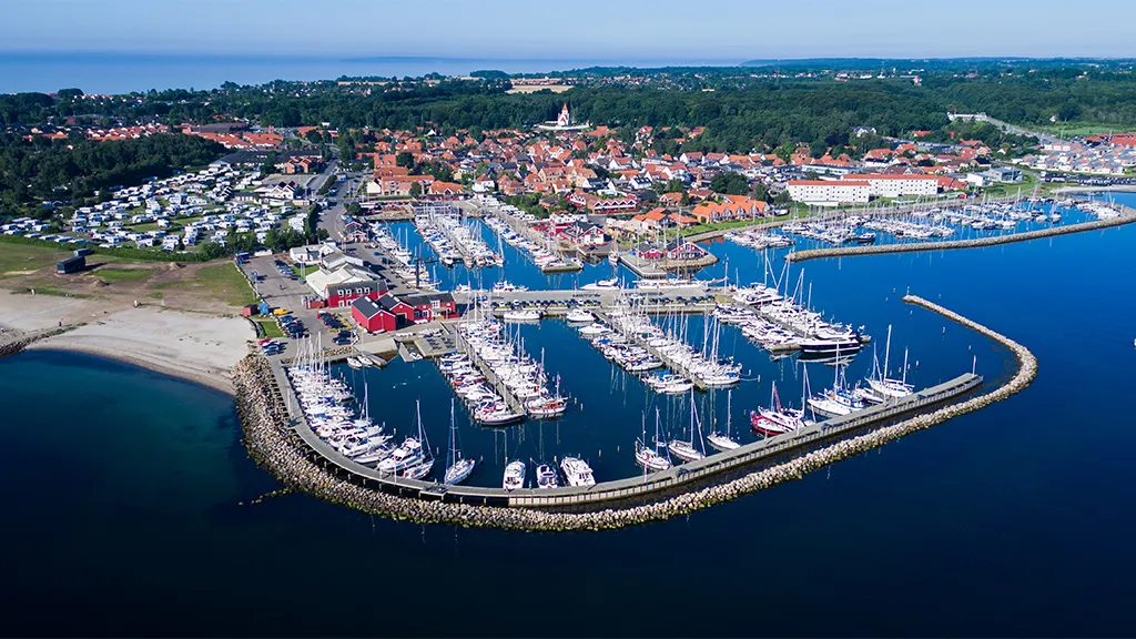 Juelsminde by, camping og havn set fra luften