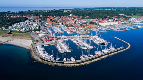 Juelsminde by, camping og havn set fra luften