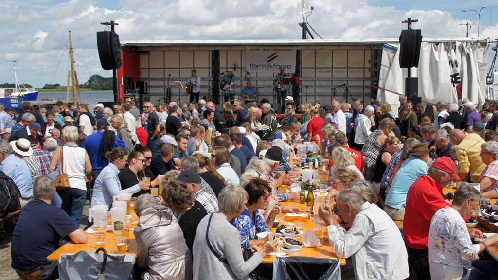 People eating at the Snaptun Mussel Festival