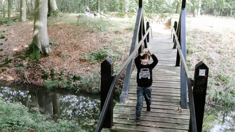 Dreng går på bro ved Stragsevold