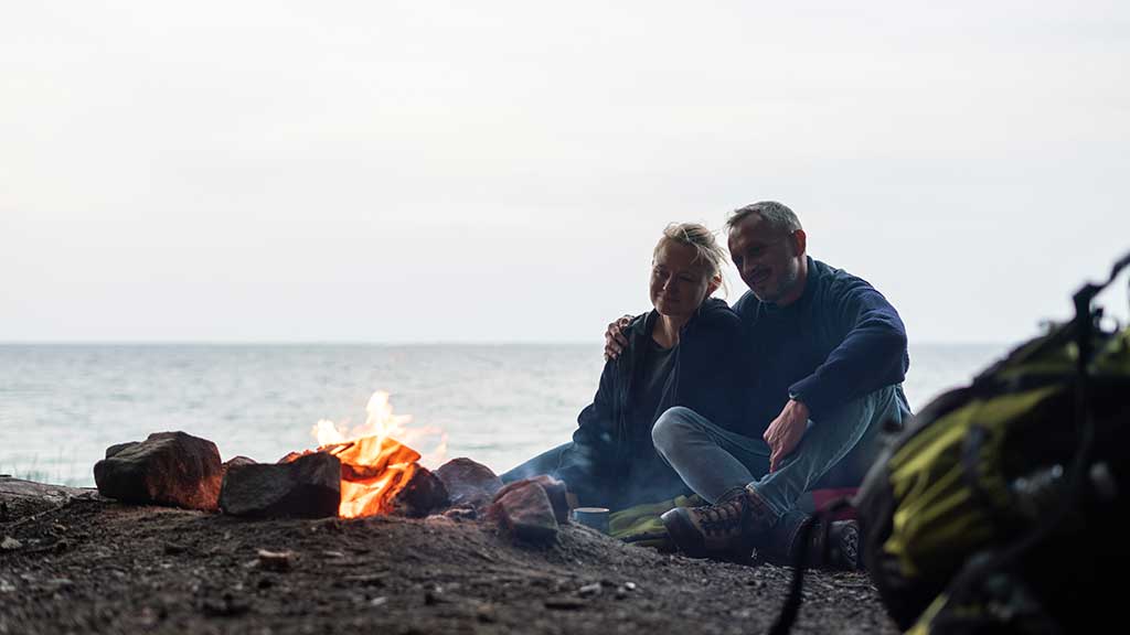 A couple is spending the night at the Staksrode Forest shelter site