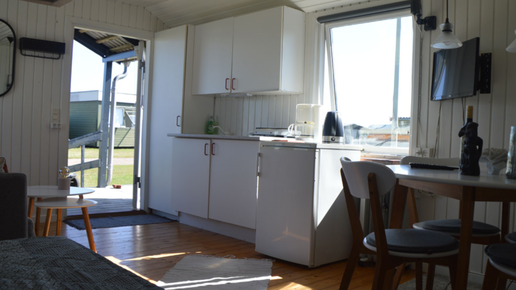 The kitchen in a cabin at NFJ Naturist - Familiecamping