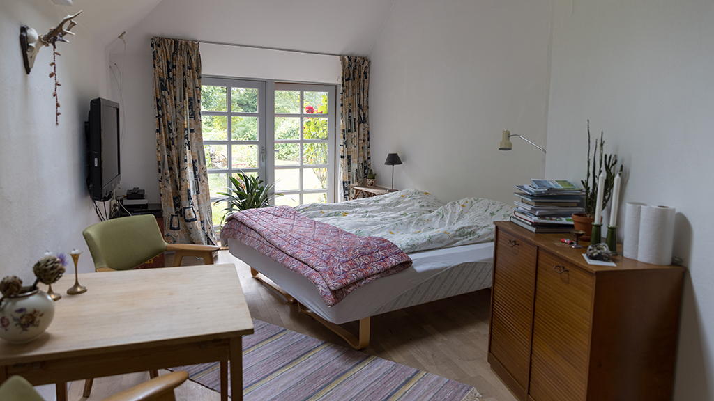 A bedroom with a double bed at Skippergården B&B
