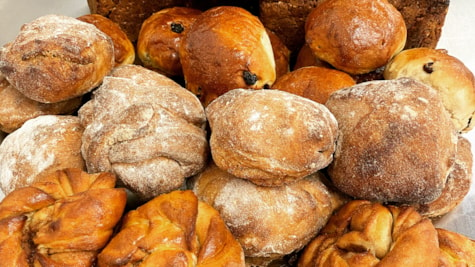 Friskbagt økologisk brød fra mikrobageriet hos Hanstedgaard Gårdbutik