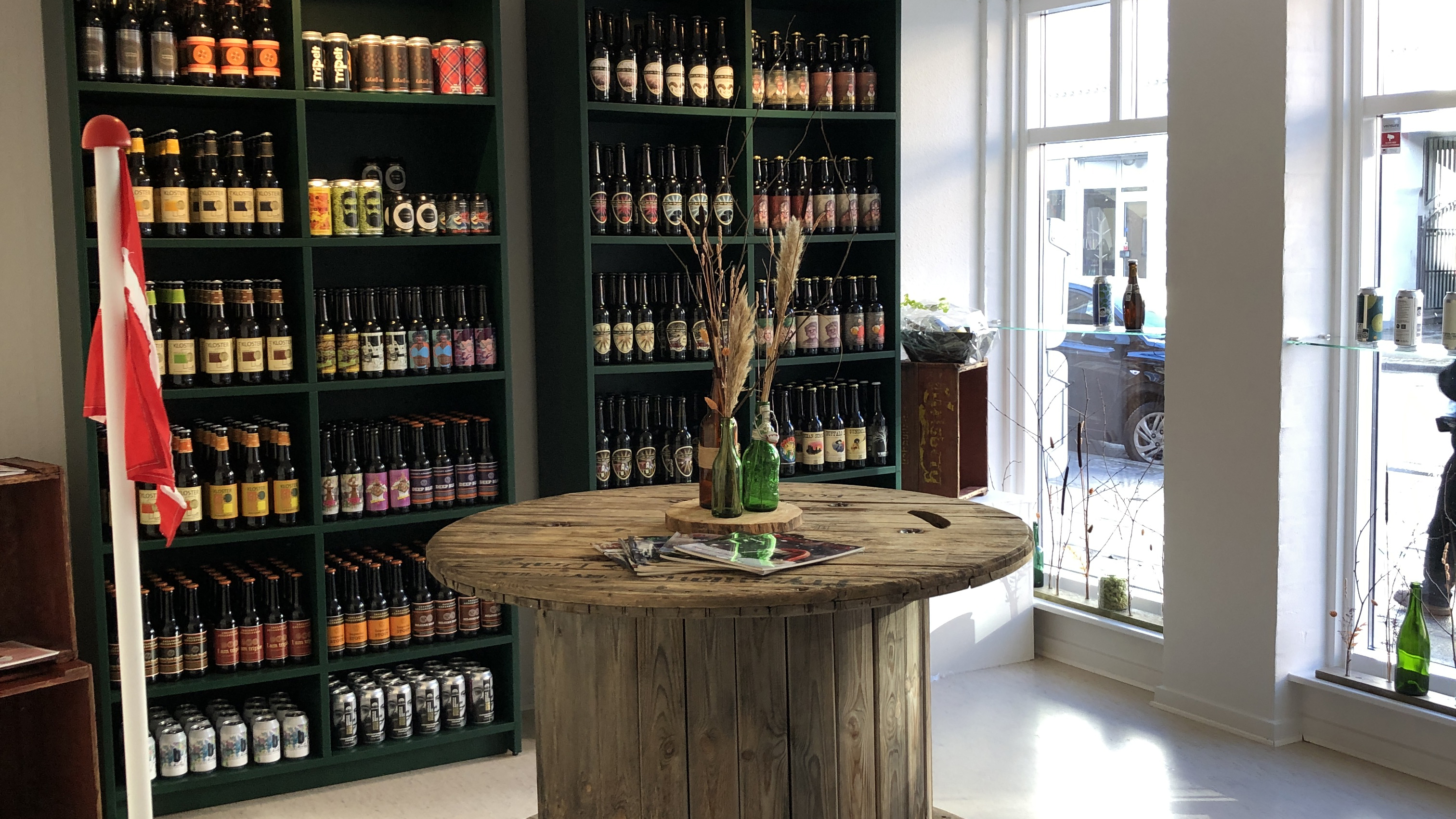 Shelves and racks with beer and specialty beers at the beer store Øl 2 Go in Horsens.
