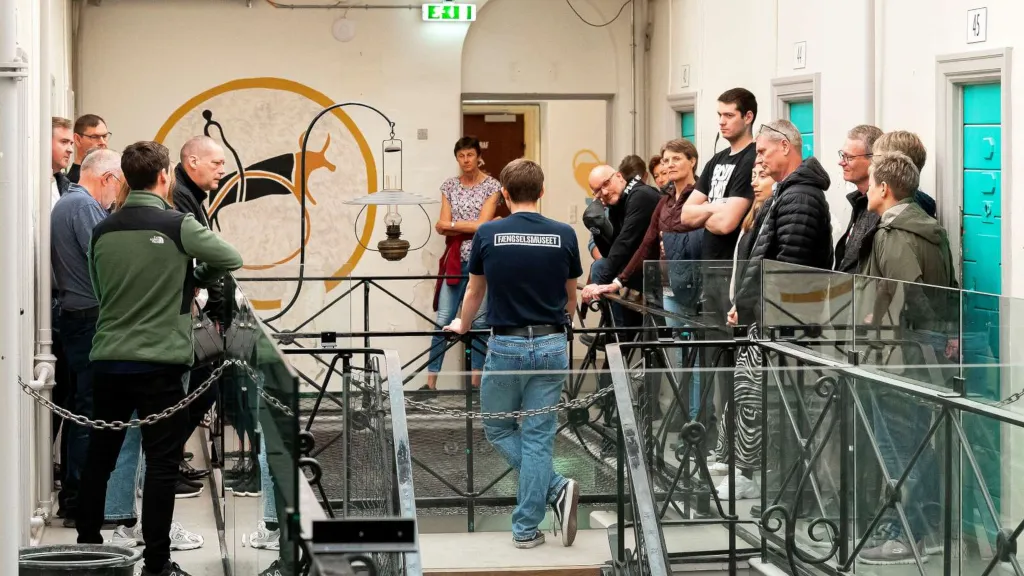 Rundvisning i trappeopgangen på Fængselsmuseet i Horsens
